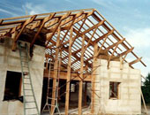 Bâtir écologique : la paille sinstalle dans les ERP !