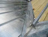 Évacuation des eaux pluviales : comment réussir une noue en zinc